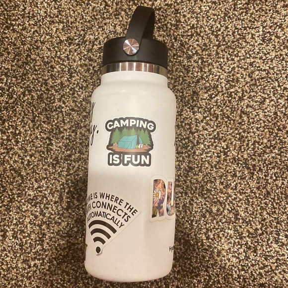 Slightly dented hydro flask - Picture 4 of 6